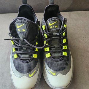 Nike Air Max Axis - Size 7Y
